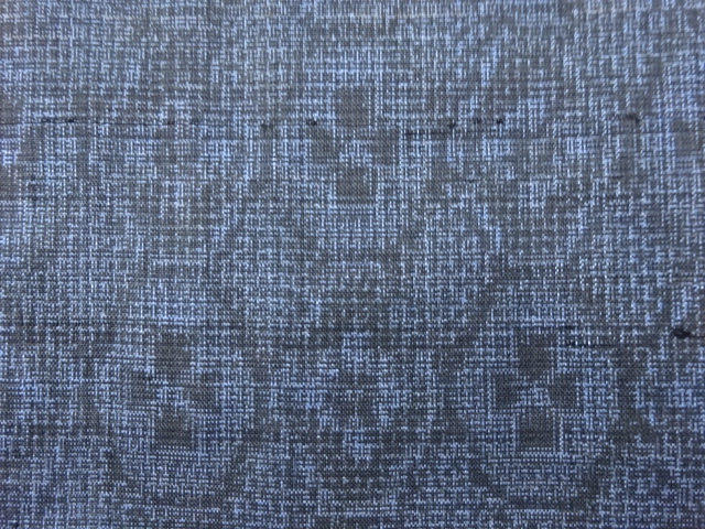 アンティーク　花亀甲模様織り出し本場泥大島紬着物(割り込み絣)